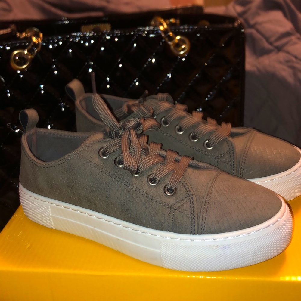 Gray leather sneaker